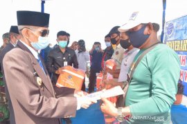 58 operator kapal menerima sertifikasi pas kecil  dari Pelabuhan Baubau