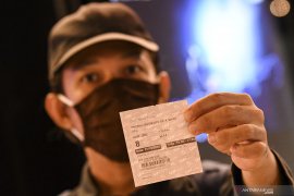 Perhatikan tempat makan dan pintu ruang tunggu bioskop