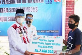 Pemkab HSS serahkan beragam bantuan untuk pelaku UMKM