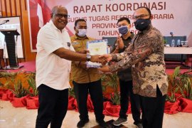 Kanwil DJKN serahkan 101 sertifikat tanah BMN di Papua
