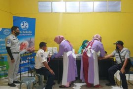 Jasa Raharja Madiun fasilitasi tes cepat sopir dan kru Bus Damri