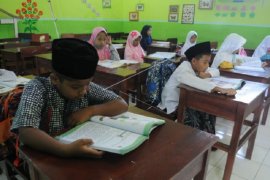 Hari Santri siswa gunakan busana muslim