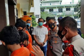 Tiga pelajar terancam hukuman 9 tahun penjara karena menjambret ponsel