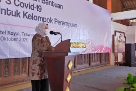 Menaker salurkan bantuan JPS untuk 15 kelompok perempuan di Mojokerto