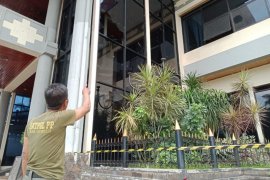 Polisi olah TKP kerusakan kantor DPRD Jember akibat demonstrasi