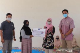 Melati Erzaldi serahkan Bantuan Freezer ke Koperasi Wanita Lubuk Besar
