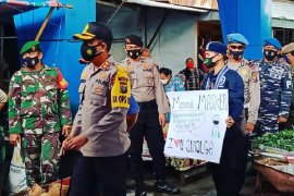 Polres Sibolga dan kelompok mahasiswa Cipayung razia masker