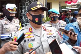 Dua pendaki berfoto bugil diburu