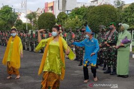 Penari dilengkapi masker edukasi protokol kesehatan