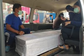 Tangis haru sambut kedatangan jenazah PMI di Bandara Supadio Pontianak