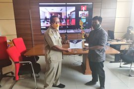 Kominfo Paser serahkan penghargaan pemenang lomba desain website