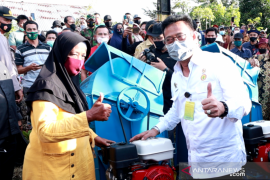 Mentan RI serahkan 10 unit alat mesin pertanian di Padang Pariaman untuk tingkat produksi padi