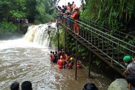 Dua santri terseret air bah saat menolong temannya, 1 ditemukan meninggal