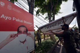 Penertiban alat peraga kampanye di Denpasar