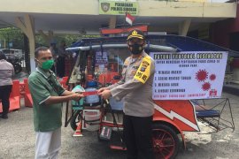 Abang becak pejuang COVID-19 dapat perhatian dari Kapolres Sibolga