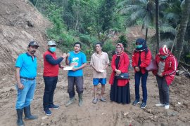 FPDI Perjuangan memberikan tali asih korban tanah longsor Kokap