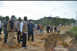 Jalan lintas Sumbar-Riau amblas, Gubri minta segera fungsional
