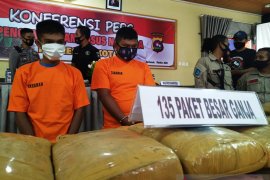 Polisi ungkap upaya peredaran tiga karung lebih ganja dan tiga paket sabu-sabu