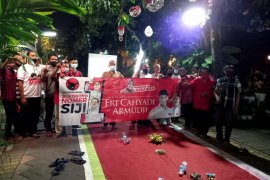 Posko pemenangan Eri-Armuji di perkampungan Surabaya marak usai hasil survei