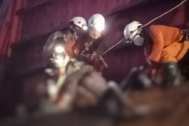 Basarnas evakuasi orang terjebak dalam kapal tongkang