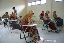 Meriahkan bulan bahasa guru adu bikin puisi dan cerpen