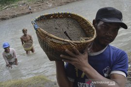 Penambang pasir tradisional