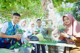 Selamat! Dua guru SMPN 4 Muara Teweh juara lomba menulis esai