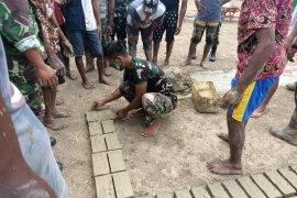 Satgas Pamtas RI-PNG ajari warga Kuler Merauke buat batu bata