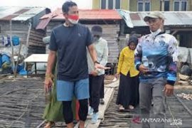 Sandiaga Uno berdialog dengan sejumlah nelayan di sentra ikan asin terbesar RI