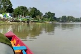 Sensasi mendayung sendiri berperahu di Danau Sipin