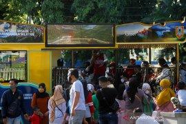 Warga Antre Saat Menaiki Bus Keliling Kota Banjarmasin