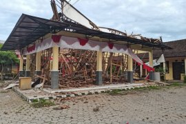 Atap pendapa kantor Kelurahan Sumbersari Jember ambruk