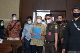 Joko Tjandra didakwa suap jaksa dan dua jendral Polri hingga Rp15 miliar