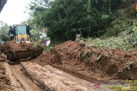 Longsor di Piket Nol, jalur Lumajang-Malang tidak bisa dilalui