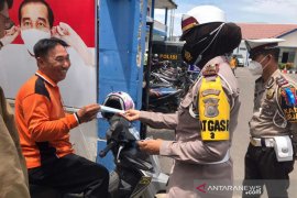 Satlantas Polres OKU bagikan masker dalam Operasi Zebra Musi 2020