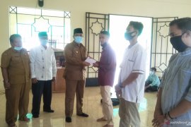 Baznas Pariaman salurkan dana zakat ratusan juta bantu biaya pendidikan mahasiswa masa pandemi COVID-19