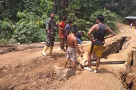 Jembatan penghubung Desa Panaan Tabalong ambruk