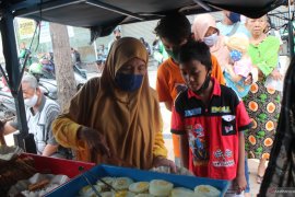 Berbagi makan siang gratis di tengah pandemi