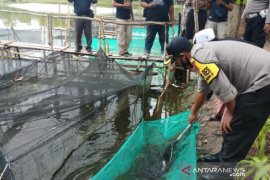 Polres Bangka Selatan beri bantuan bibit ikan dan sembako