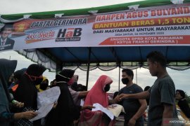 Ratusan Warga Pariaman antusias jemput bantuan 1,5 ton beras dari anggota DPRD setempat