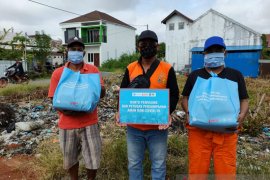 FKH ikut bantu 100 bungkus sembako dan APD untuk pemulung
