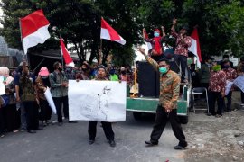 Guru madrasah di Kediri unjuk rasa tuntut dana BOS segera dicairkan