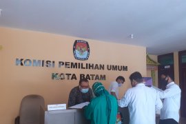 Banyak warga Batam berminat jadi  pelipat kertas suara