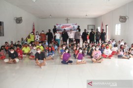 HUT ke-75, Brimob Polda Sumut bagikan sembako ke panti asuhan di Medan