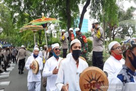 Kesenian hadrah sambut massa pengunjuk rasa protes ucapan Presiden Prancis
