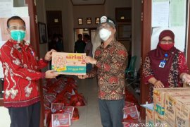 Kabupaten Landak salurkan bantuan sembako untuk masyarakat Menjalin