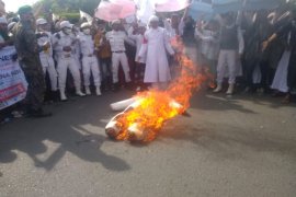 Ratusan massa FPI turun ke jalan serukan boikot produk Prancis