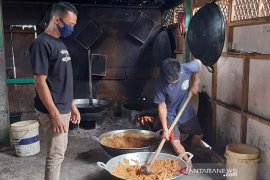 Kucuran kredit BRI membuat pengrajin gula semut  tetap eksis