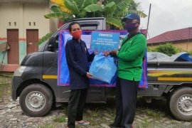 PHD Banjarmasin menyalurkan paket pemulung di TPS 3R