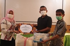 Kadin Kalbar bantu APD untuk RSU Yarsi di Pontianak